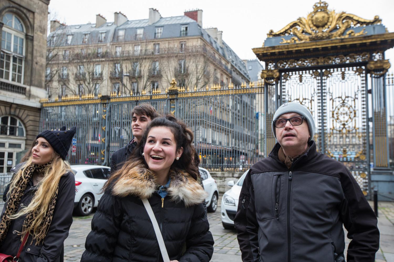 <a href='http://21.webshoppage.com'>BETVLCTOR伟德登录</a> French Professor Pascal Rollet leads students on a study tour in Paris.